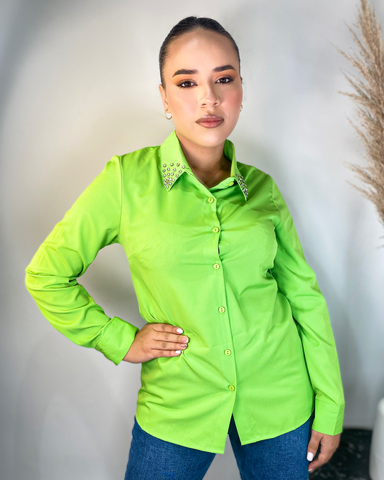 Camisa con brillos en el cuello