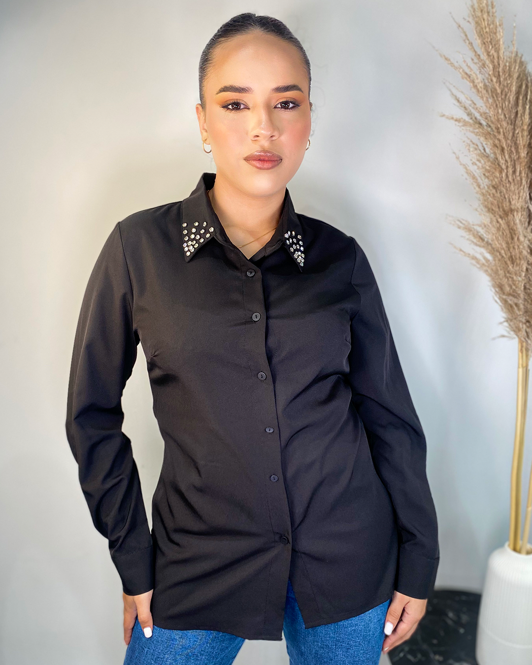 Camisa con brillos en el cuello