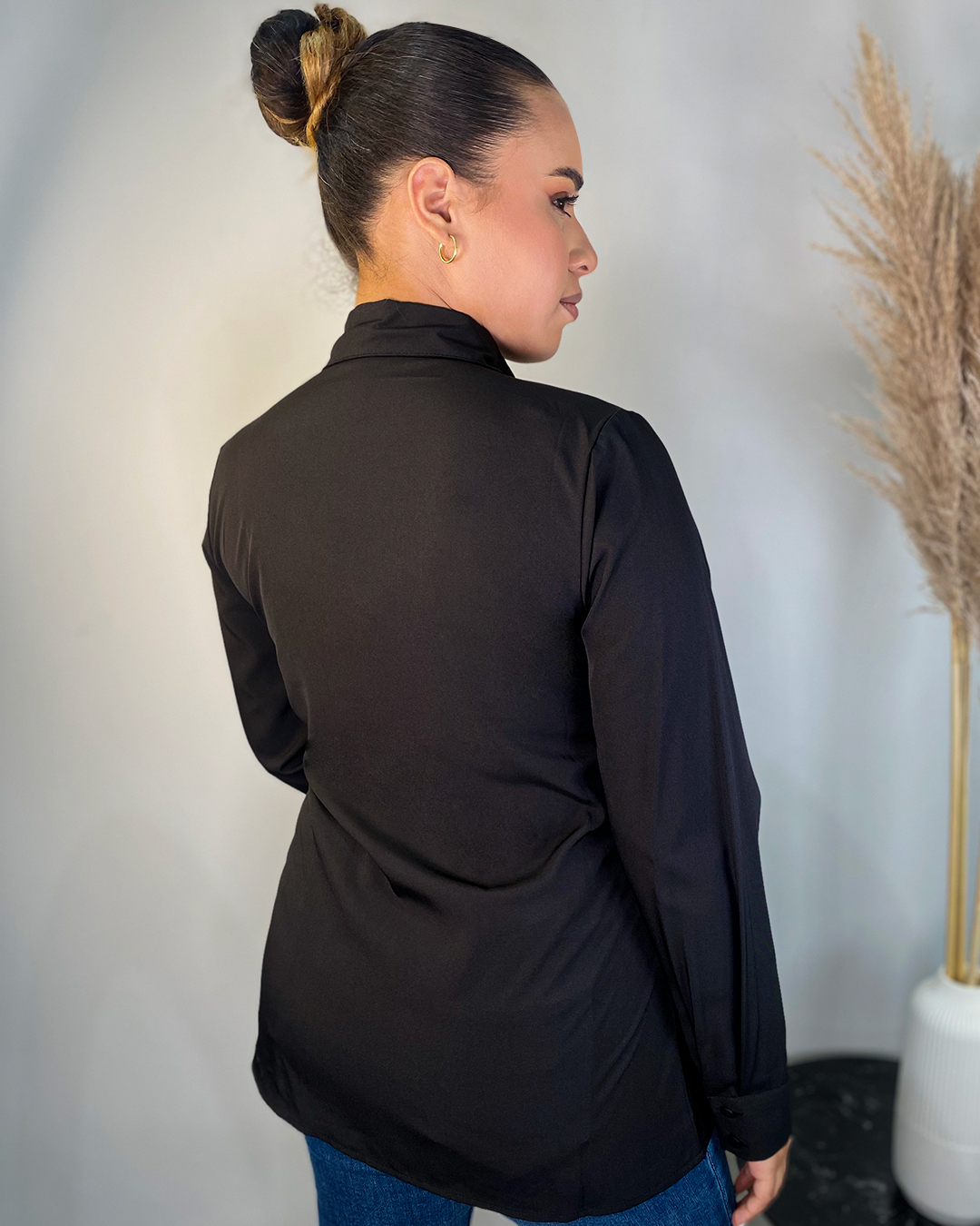 Camisa con brillos en el cuello