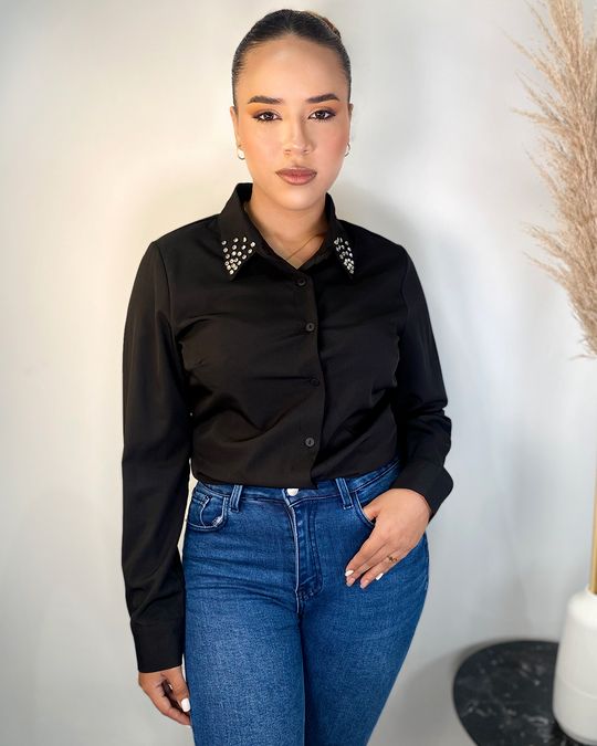 Camisa con brillos en el cuello