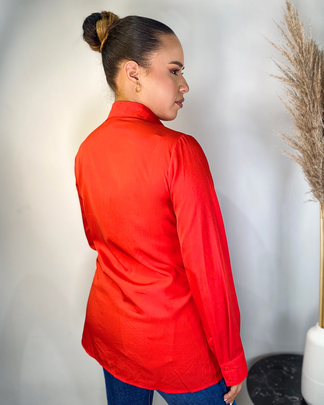 Camisa con brillos en el cuello