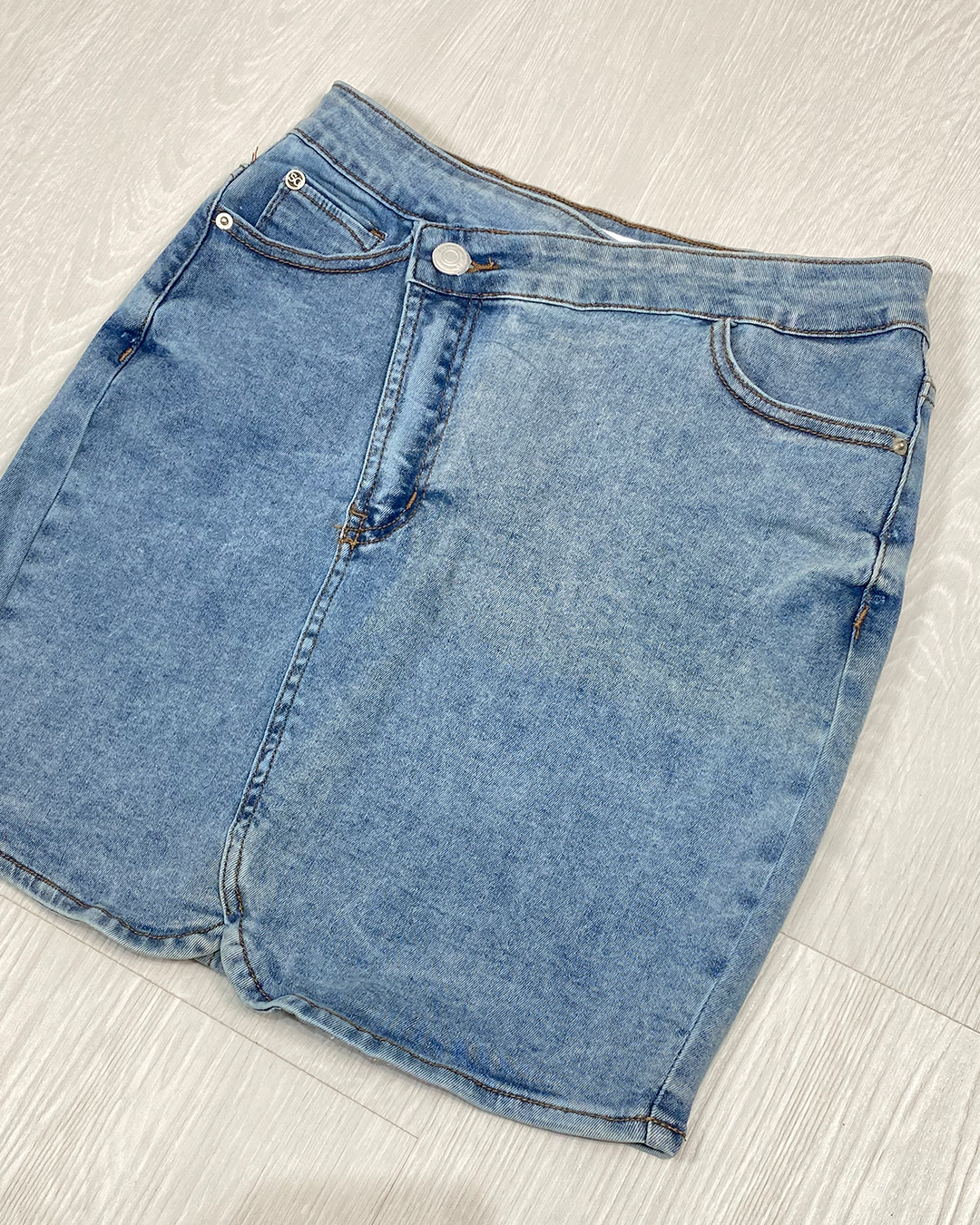 Falda corta con pretina cruzada