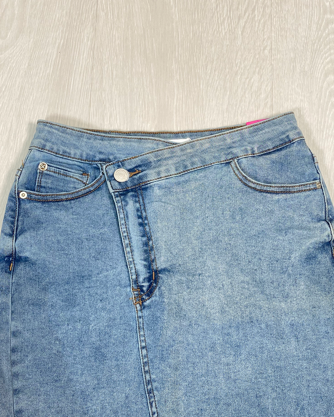 Falda corta con pretina cruzada