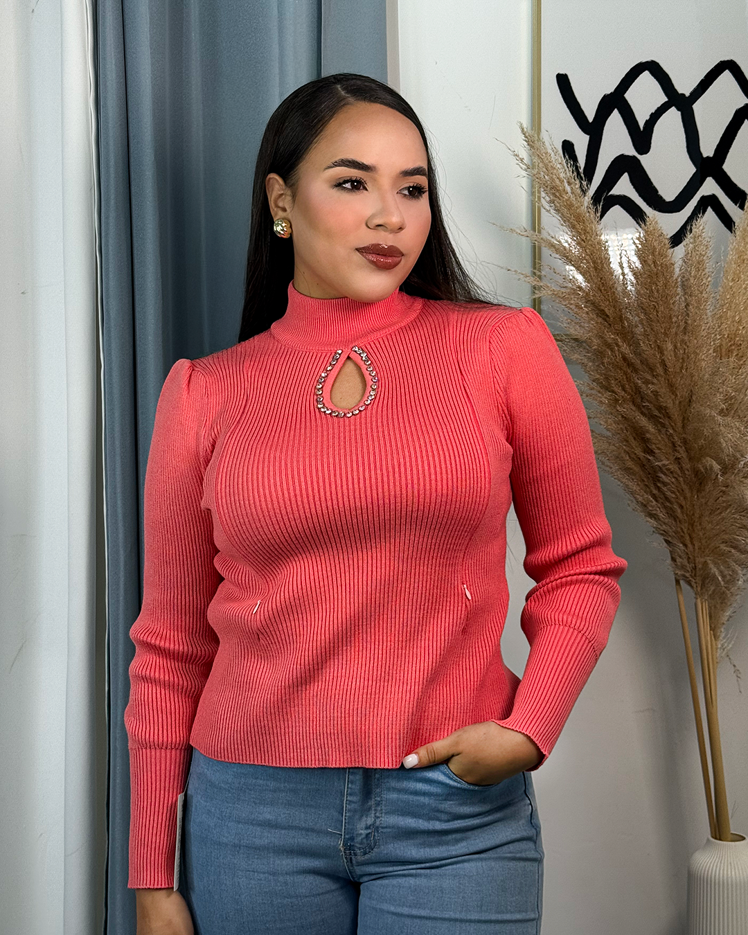 Sueter jersey con diseño de cierre y piedreria con abertura