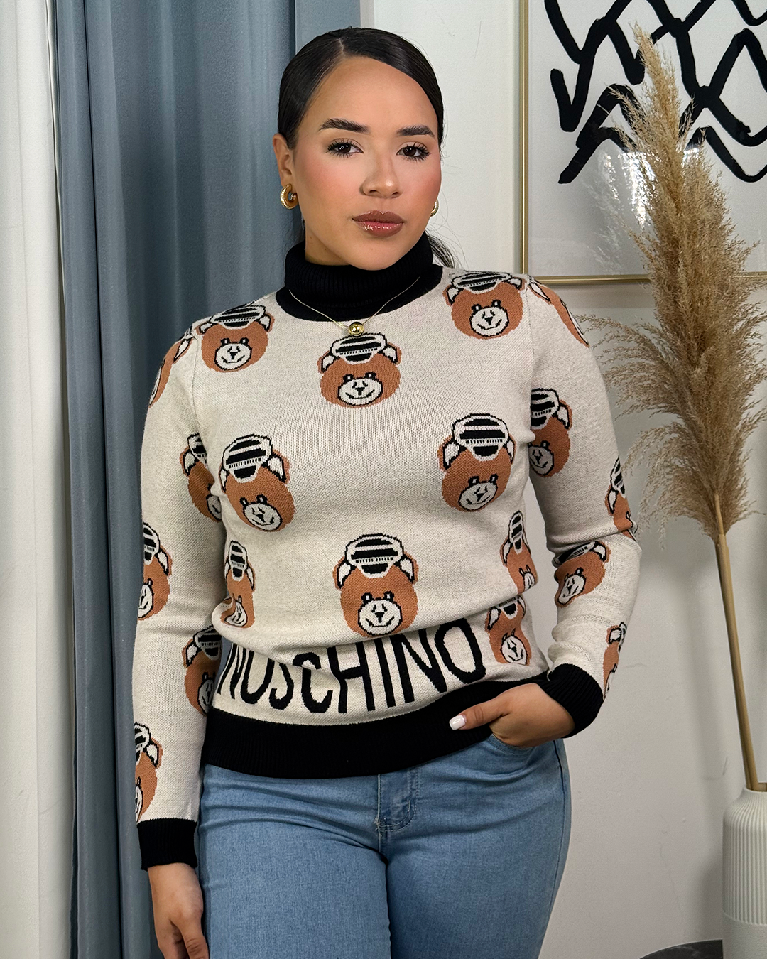 Sueter con tejido cuello alto con diseño de mochino