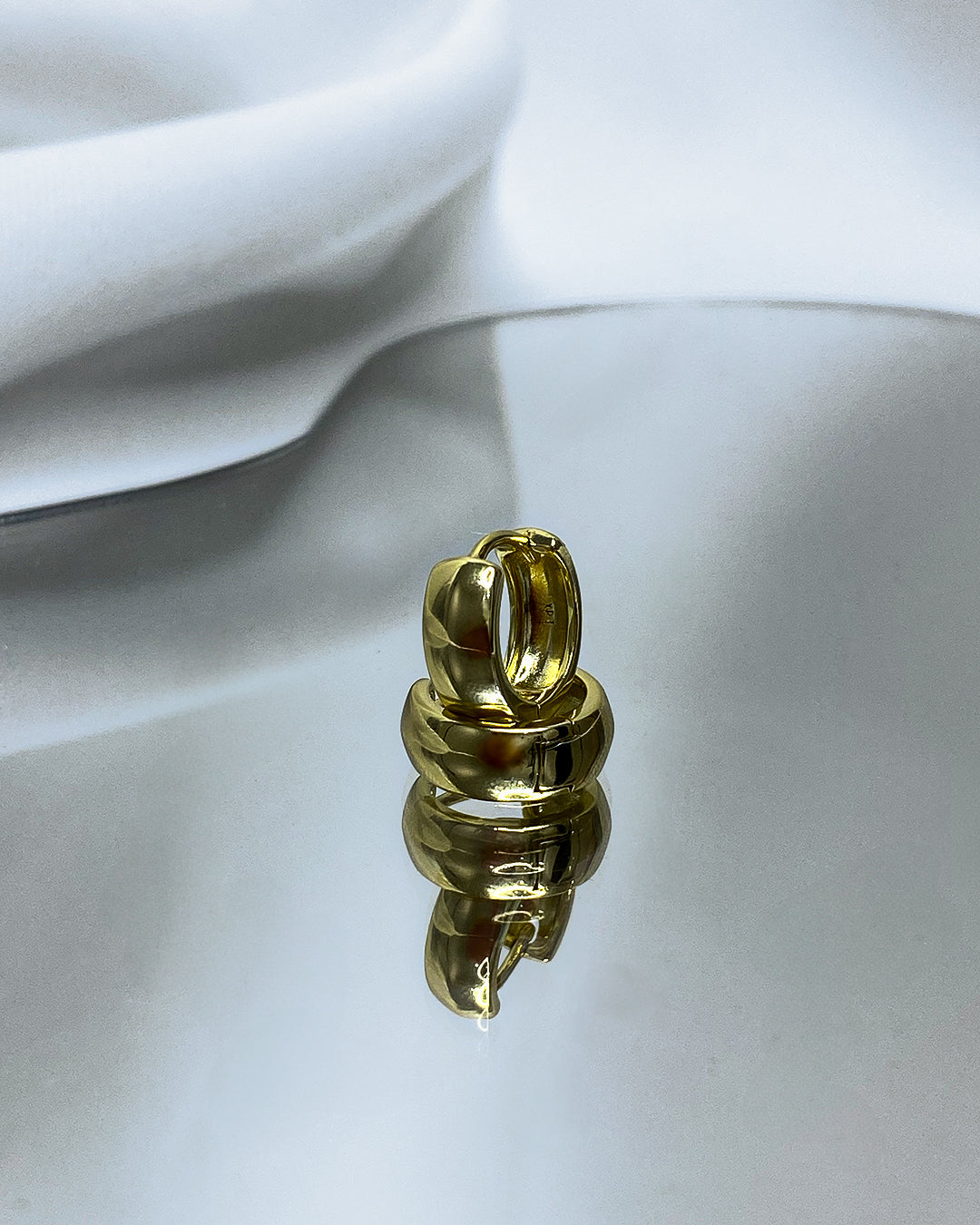 Aretes pequeños enchapados en oro 14k de acero inoxidable