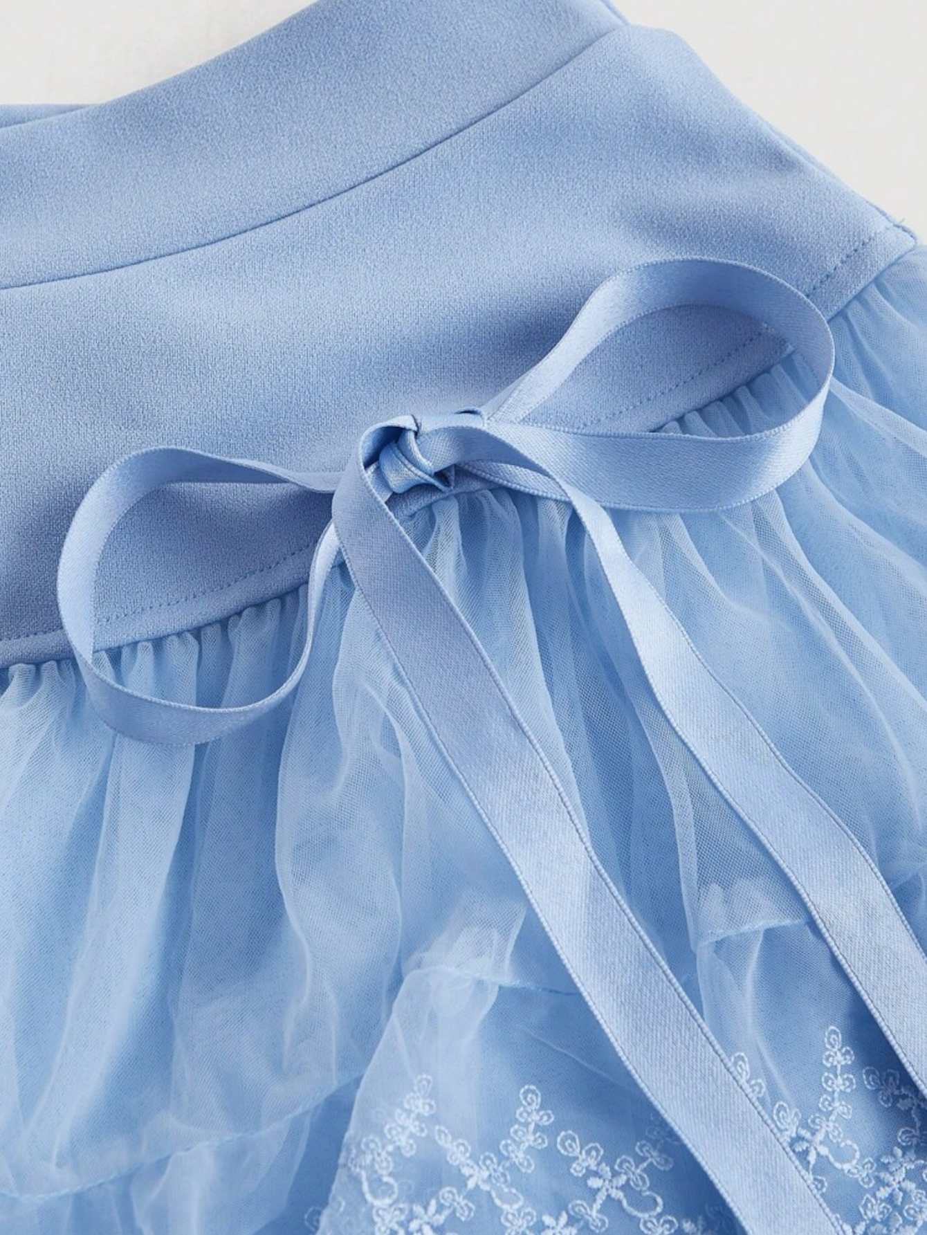 Falda unicolor con malla y lazos