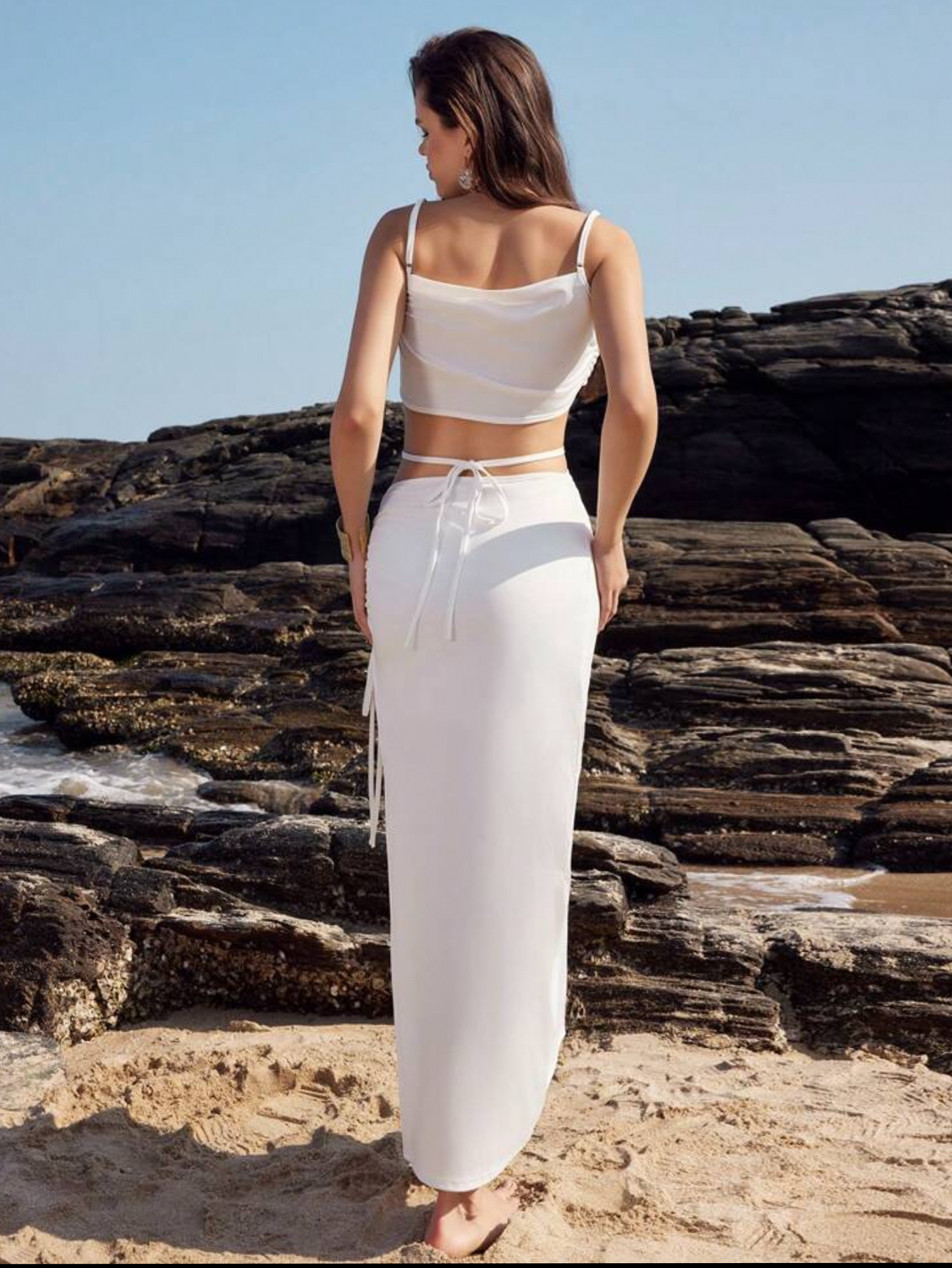 Vestido asimetrico con descote y abertura lateral