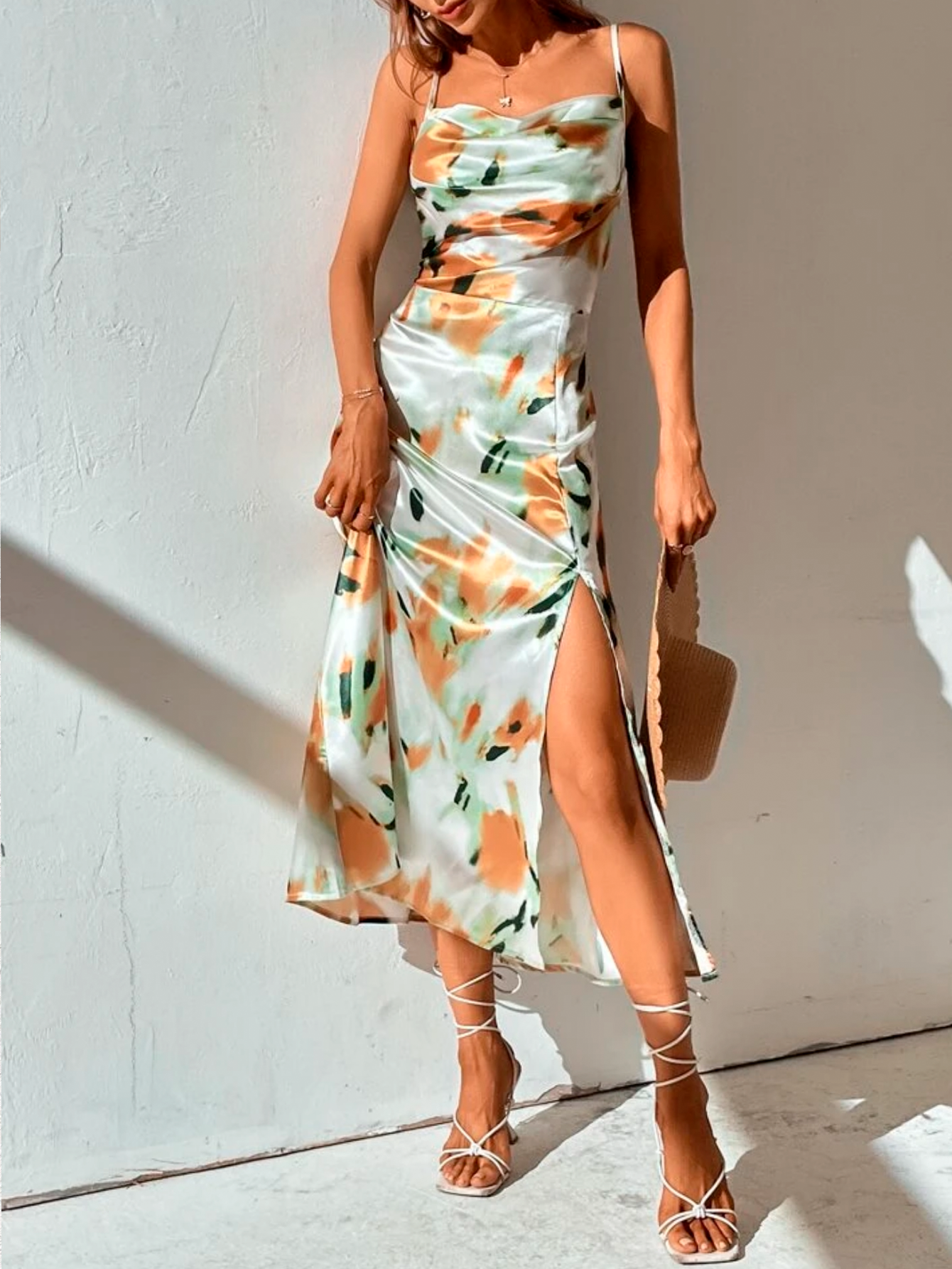 Vestido elegante de ceda con estampado y abertura en la pierna