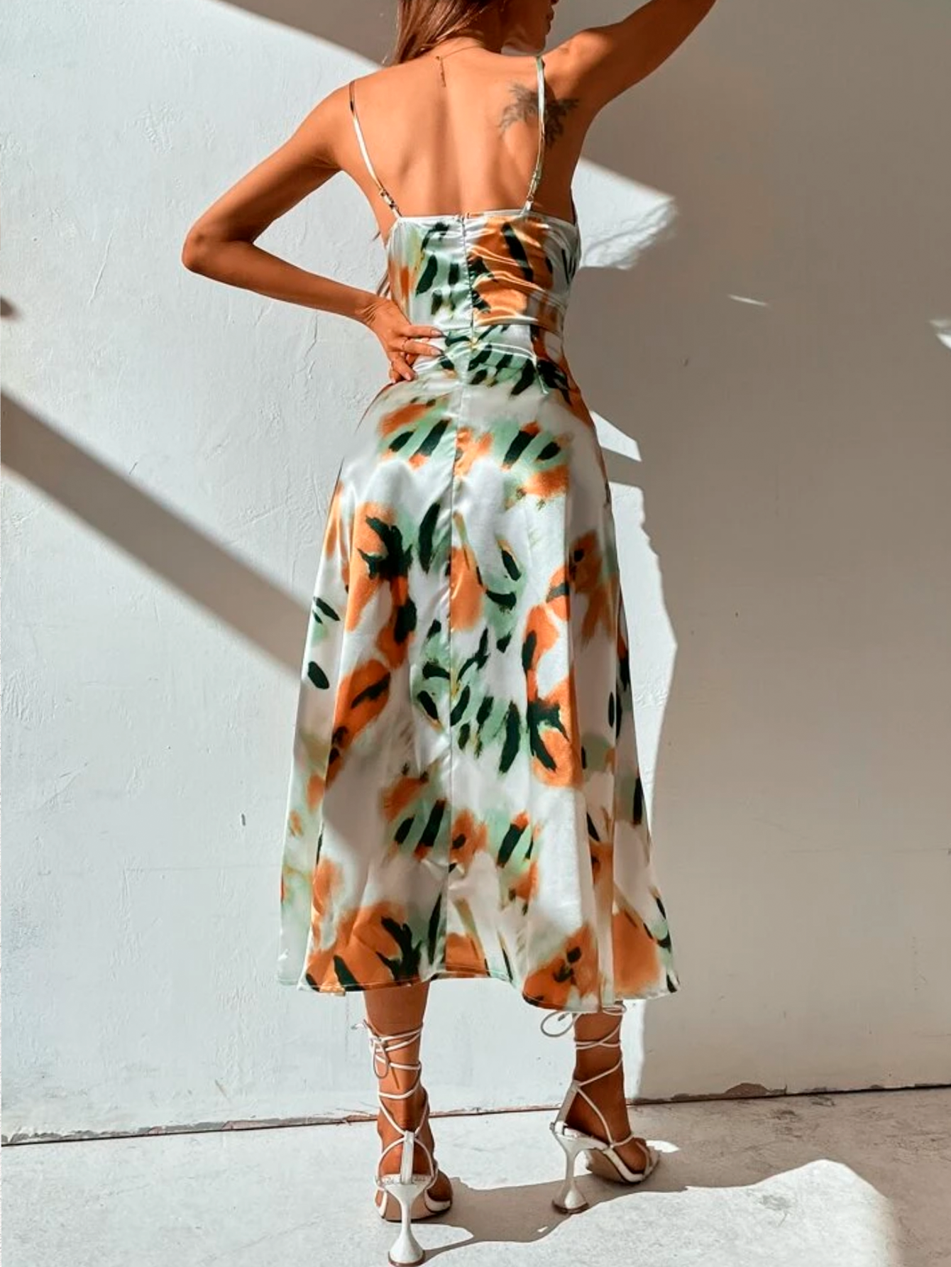 Vestido elegante de ceda con estampado y abertura en la pierna