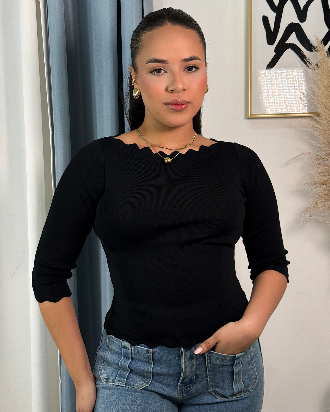 Sueter hombro al aire con bordes ondulados