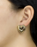 Pendientes de tachuela de corazón con diseño de relieve enchapado en oro 14k acero inoxidable
