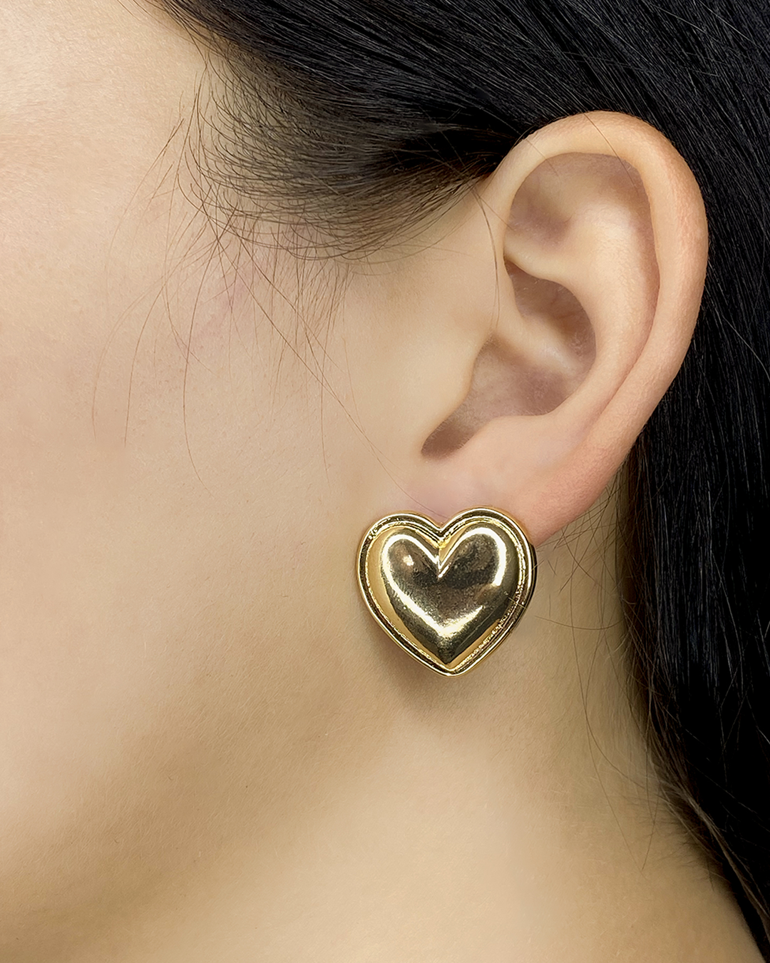 Pendientes de tachuela de corazón con diseño de relieve enchapado en oro 14k acero inoxidable