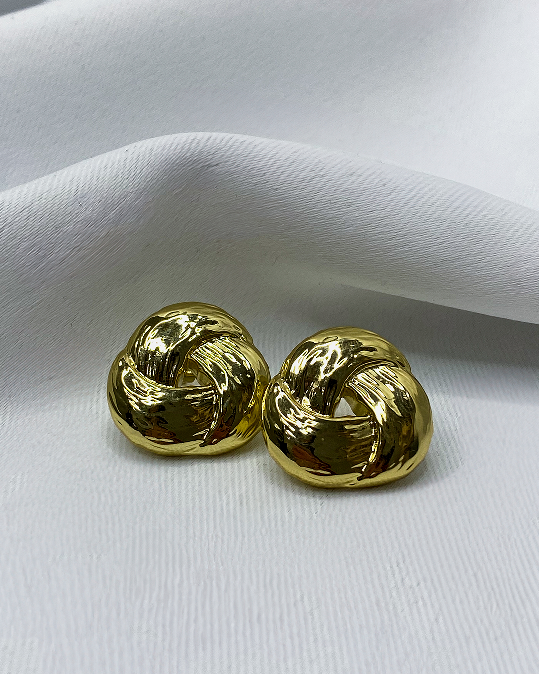 Pendientes de tachuela con diseño entrelazado enchapado en oro 14k acero inoxidable