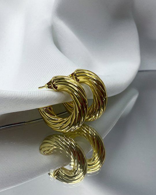 Aretes con textura en relieve enchapados en oro 14k de acero inoxidable