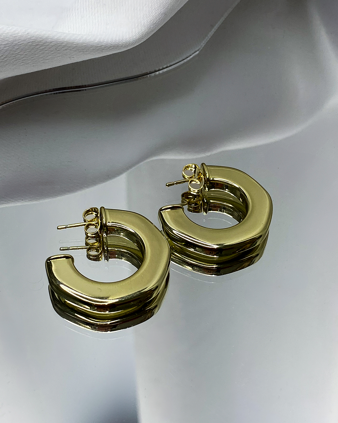 Aretes con diseño semi tuerca enchapados en oro 14k de acero inoxidable