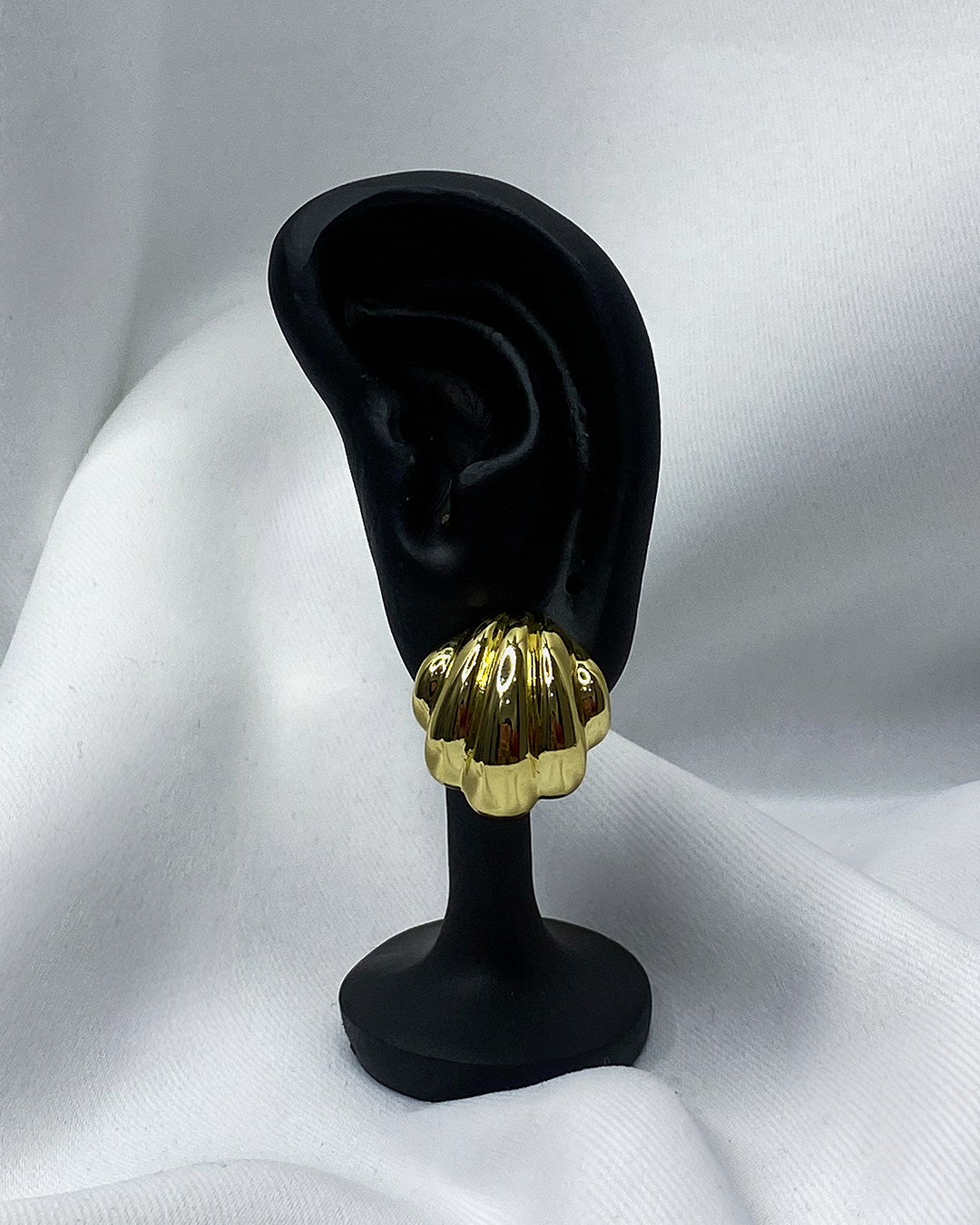 Pendientes de tachuela con diseño de ostra enchapados en oro 14k de acero inoxidable