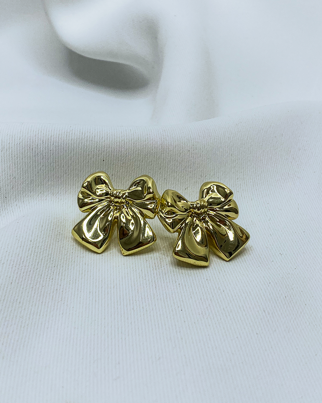 Pendientes de tachuela con diseño de lazos enchapado en oro 18k acero inoxidable