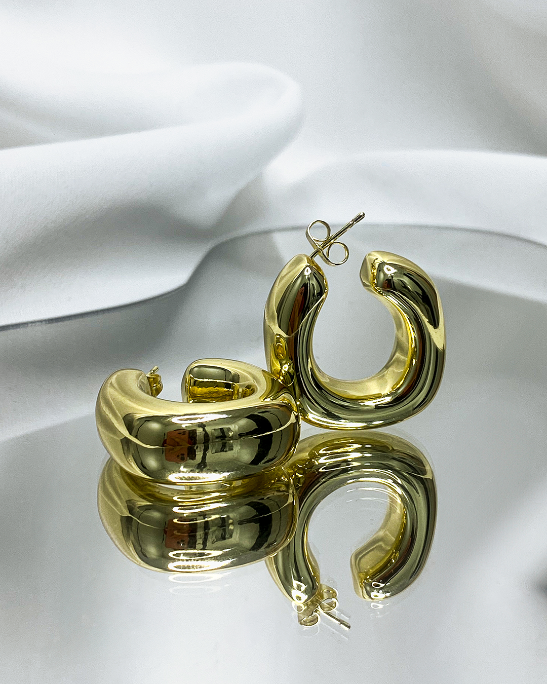 Argollas semi cuadradas enchapado en oro 18k acero inoxidable Gold