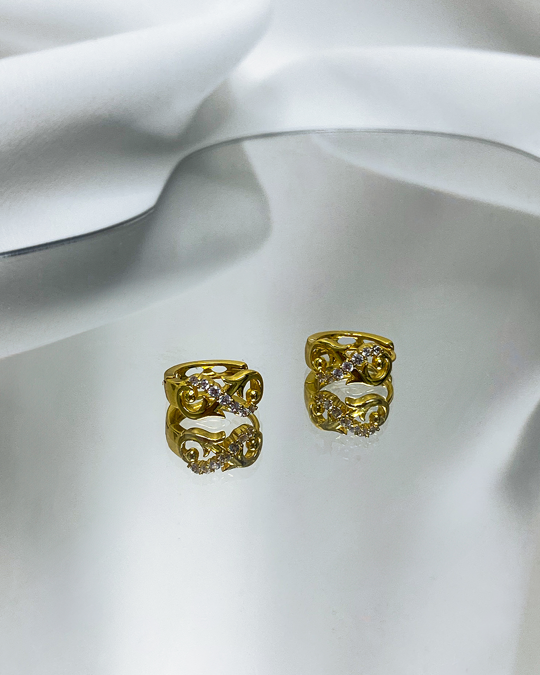 Aretes con diseño de infinito con detalles brillantes enchapado en oro 18k acero inoxidable