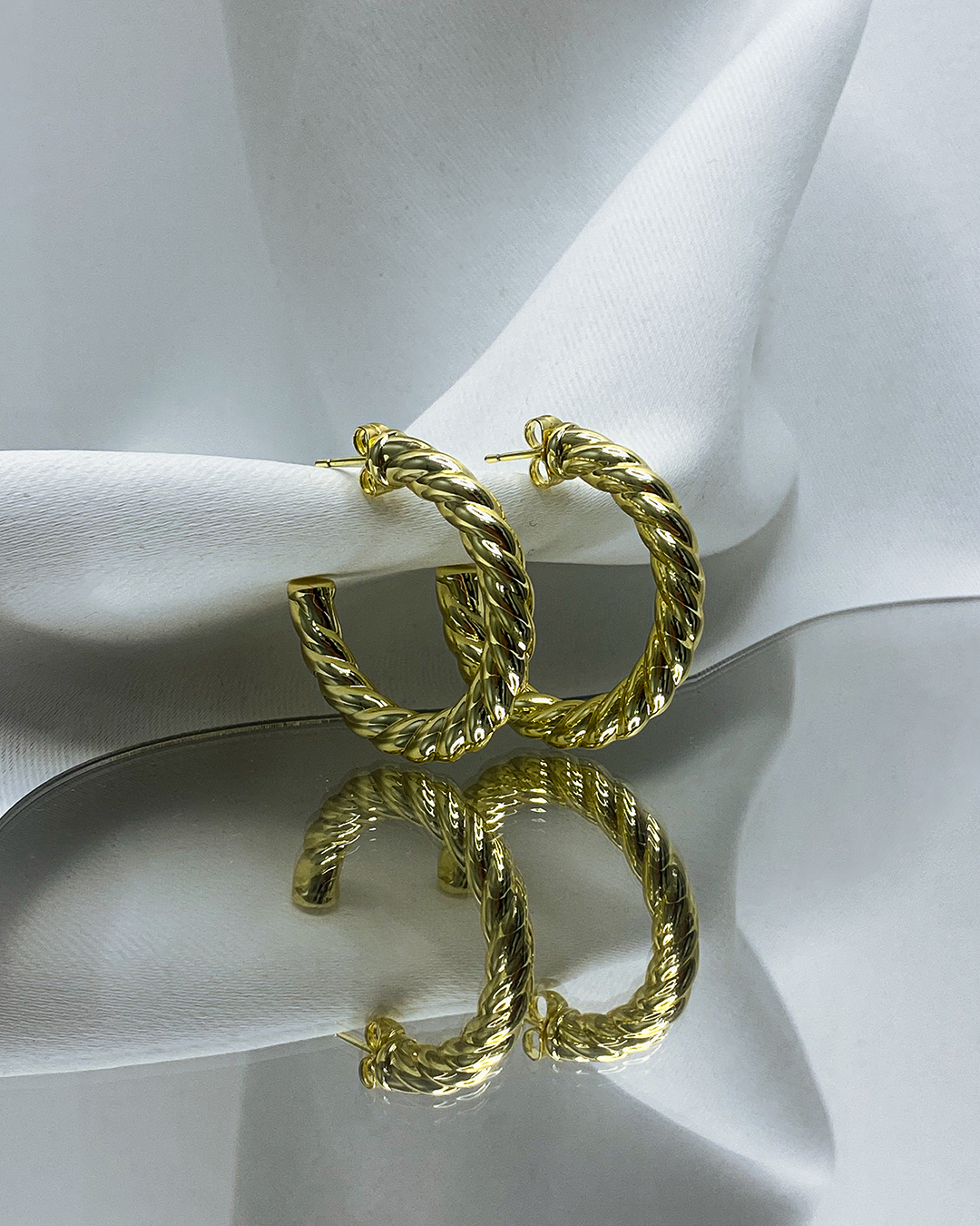 Argollas con diseño de trenzado fino enchapado en oro 14k acero inoxidable