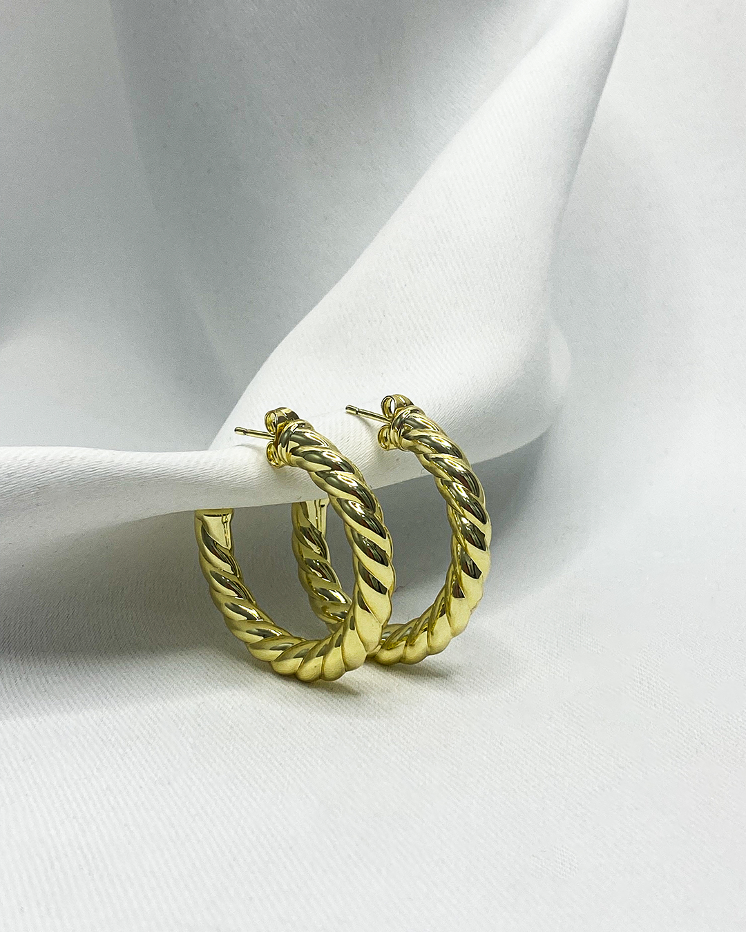 Argollas con diseño de trenzado fino enchapado en oro 14k acero inoxidable