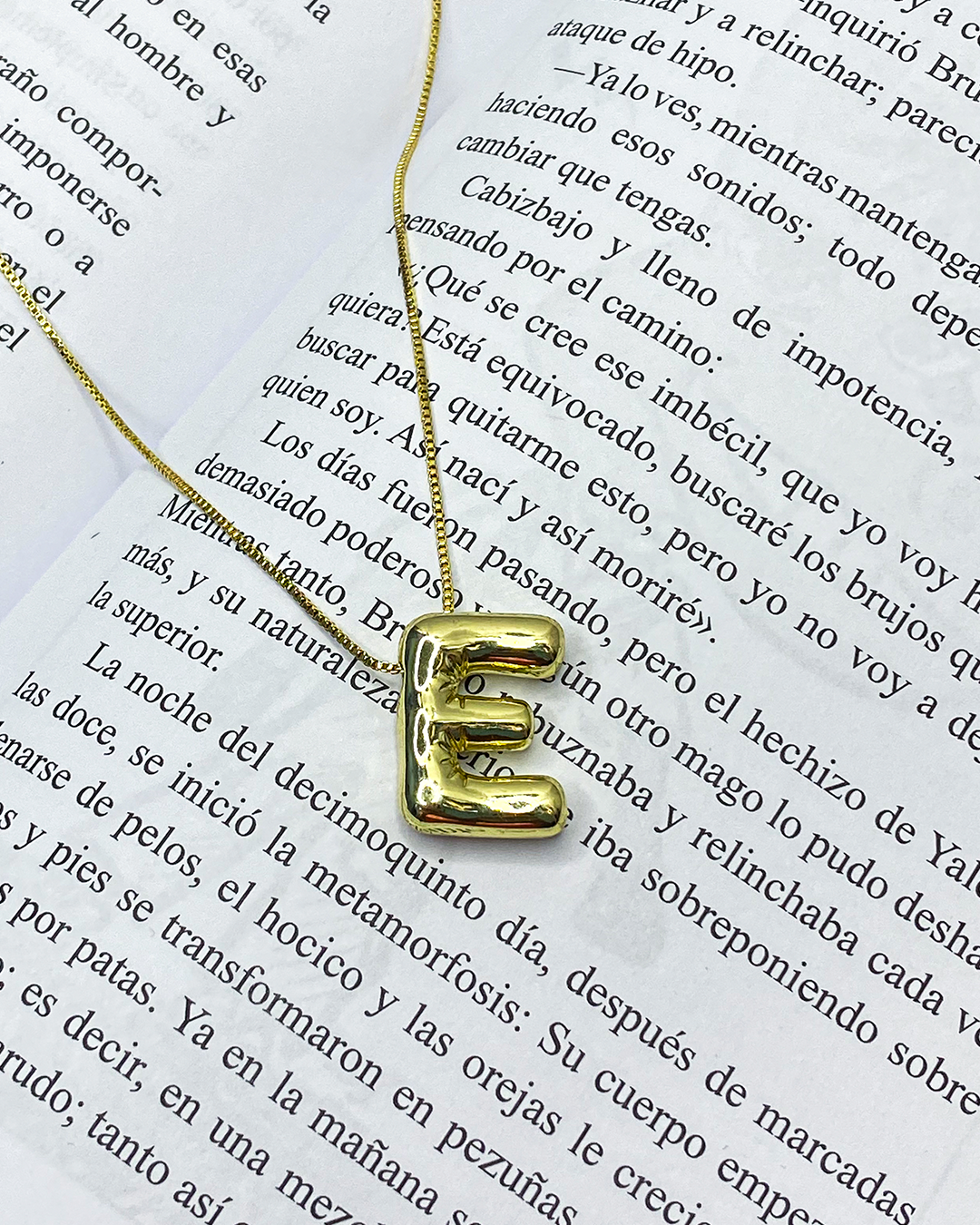 Collar con dige de letra enchapado en oro 18k acero inoxidable