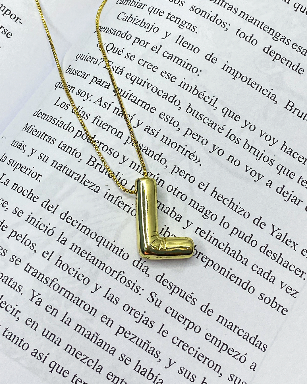 Collar con dige de letra enchapado en oro 18k acero inoxidable