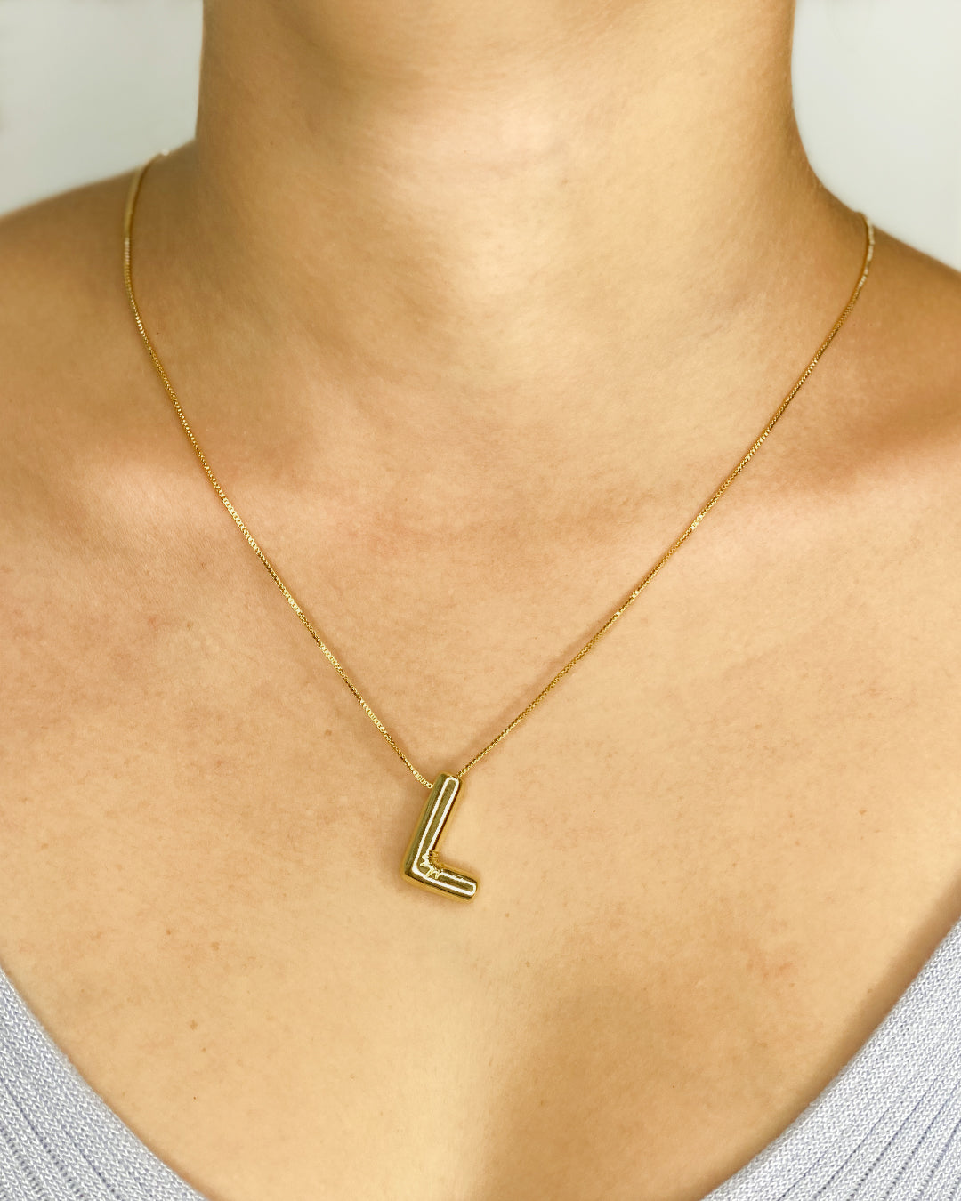 Collar con dige de letra enchapado en oro 18k acero inoxidable