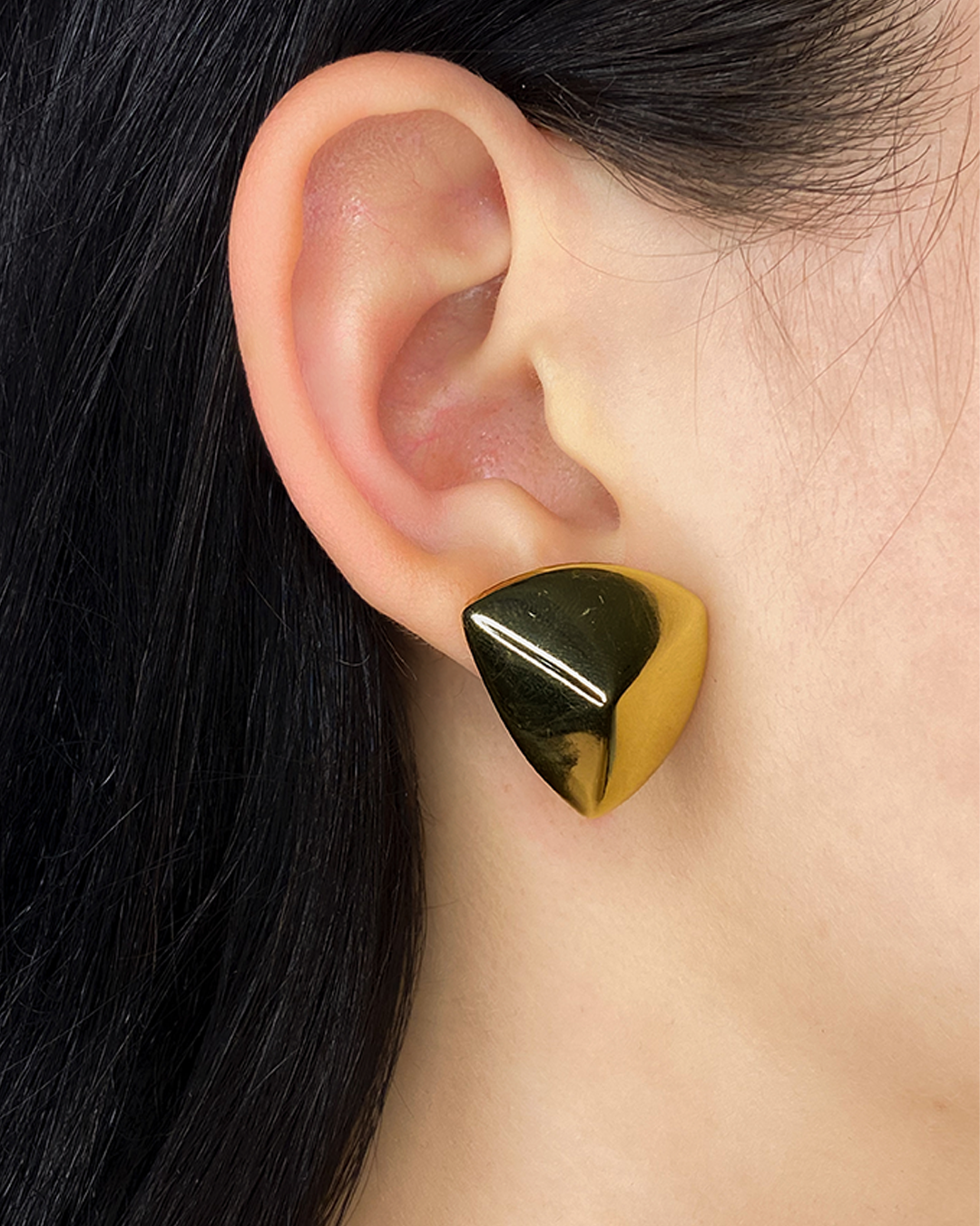 Pendientes de tachuelas con diseño de triangulo en 3D enchapado en oro 18k acero inoxidable