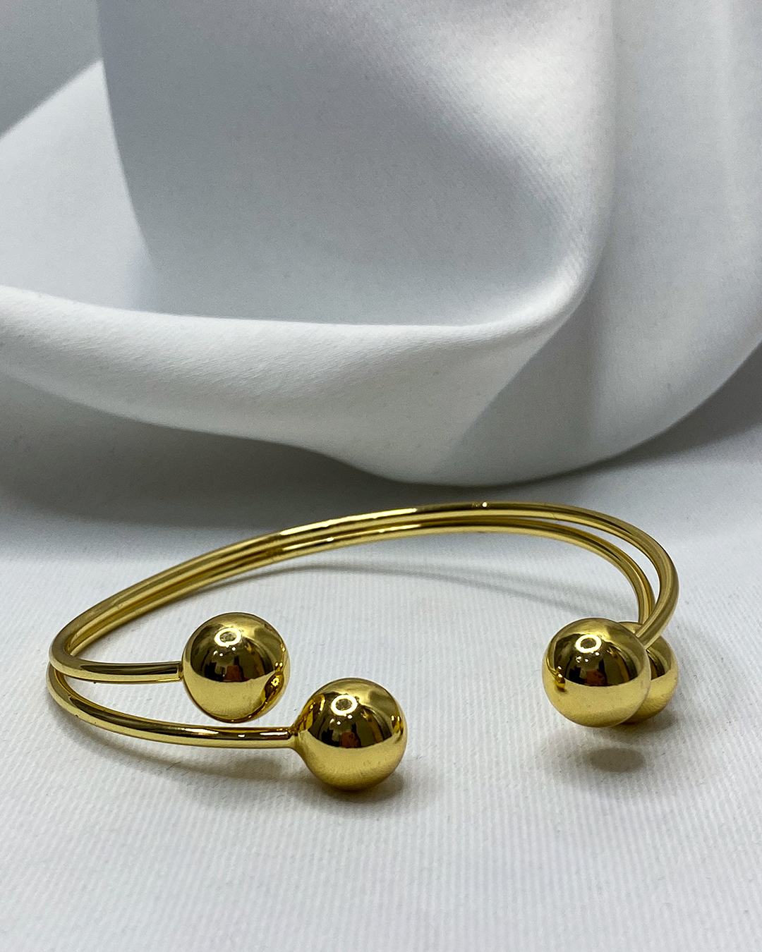 Pulsera con detalle de 4 esfera enchapado en oro 14k acero inoxidable
