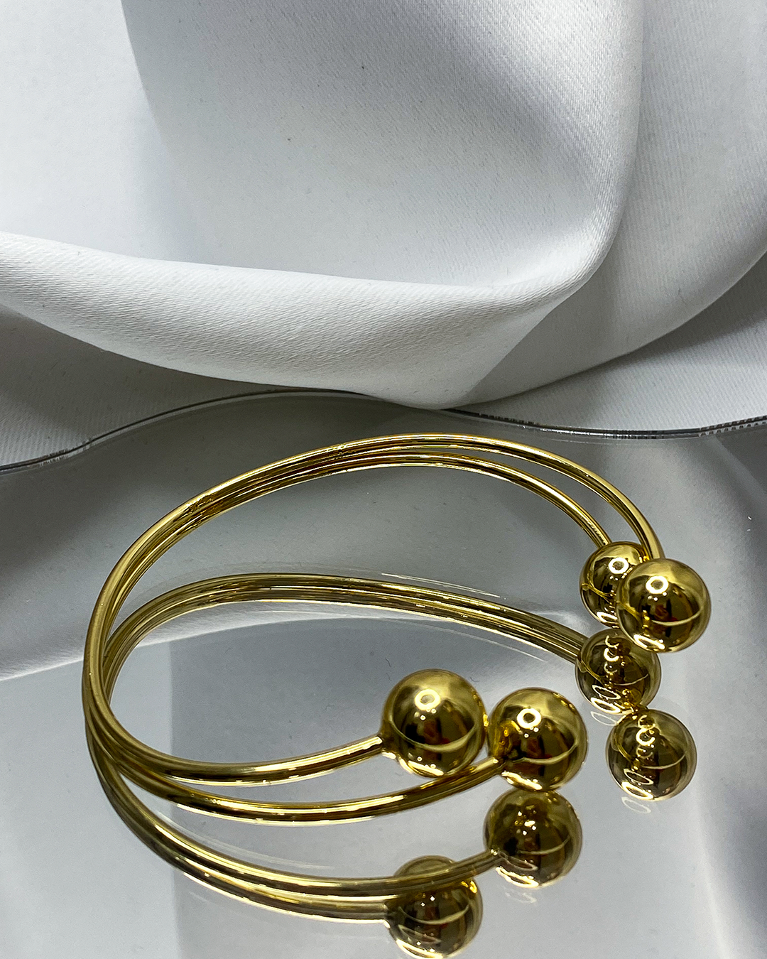 Pulsera con detalle de 4 esfera enchapado en oro 14k acero inoxidable