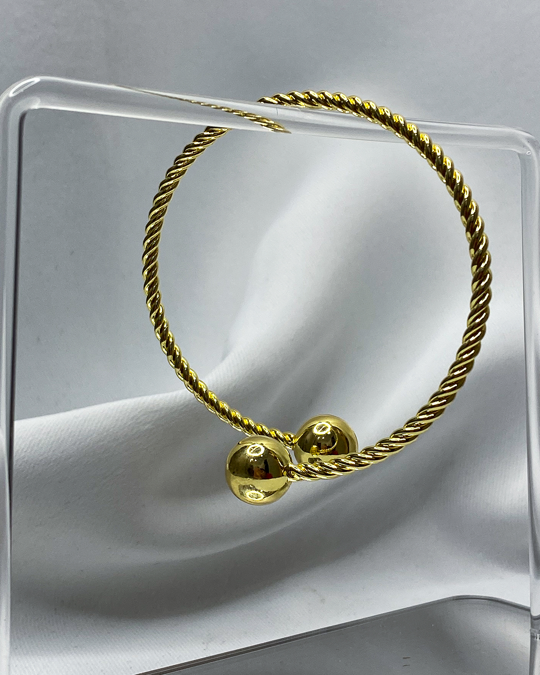 Pulsera con detalle de esfera enchapado en oro 14k acero inoxidable