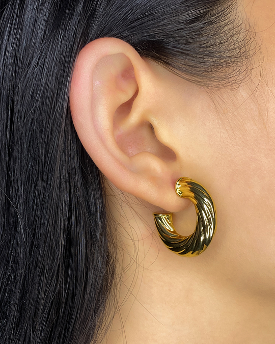 Aretes con textura en relieve enchapados en oro 14k de acero inoxidable