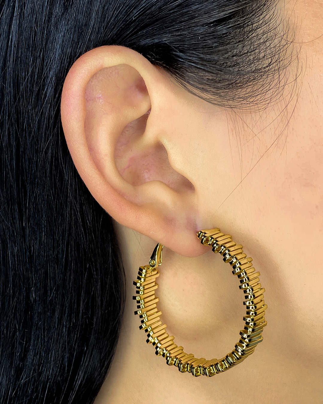 Argolla con diseño de lineas abstractas enchapado en oro 18k acero inoxidable