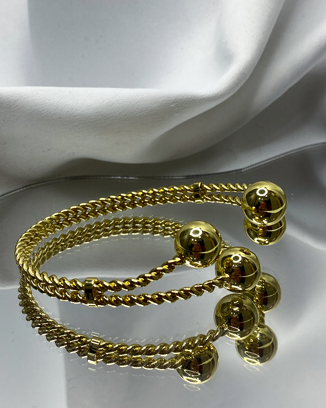 Pulsera con detalle de 4 esfera enchapado en oro 14k acero inoxidable