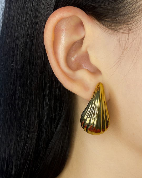 Pendientes de gotas con lineas en relieve enchapados en oro 14k de acero inoxidable