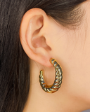 Argollas semi ovaladas con textura enchapado en oro 14k acero inoxidable