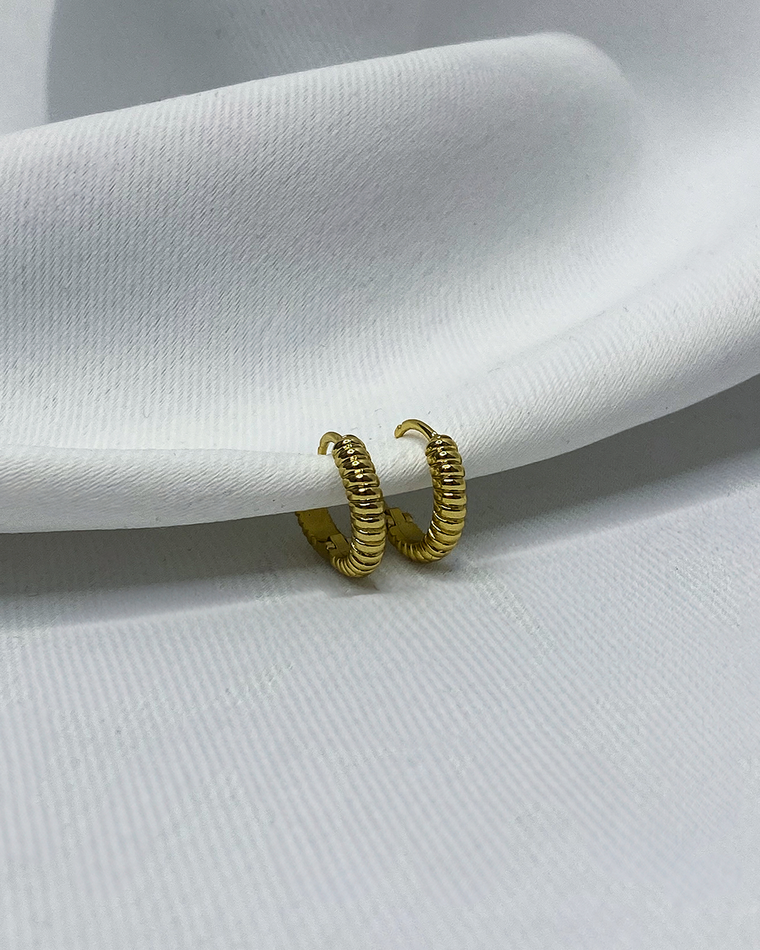 Aretes pequeños con textura enchapados en oro 18k de acero inoxidable