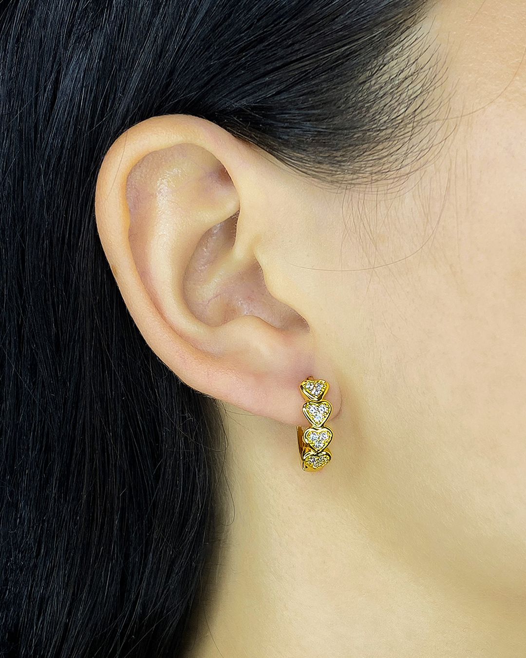 Aretes pequeños con detalle de corazones brillantes enchapados en oro 18k de acero inoxidable