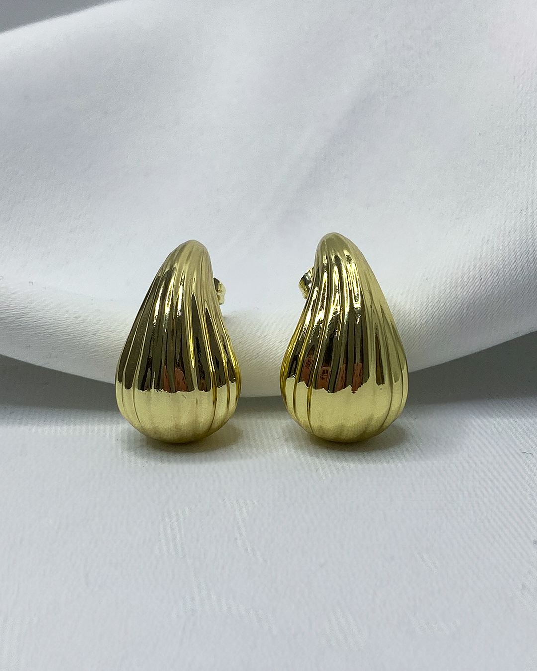 Pendientes de gotas con lineas en relieve enchapados en oro 14k de acero inoxidable