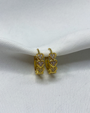 Aretes pequeños con detalle de corazones brillantes enchapados en oro 18k de acero inoxidable