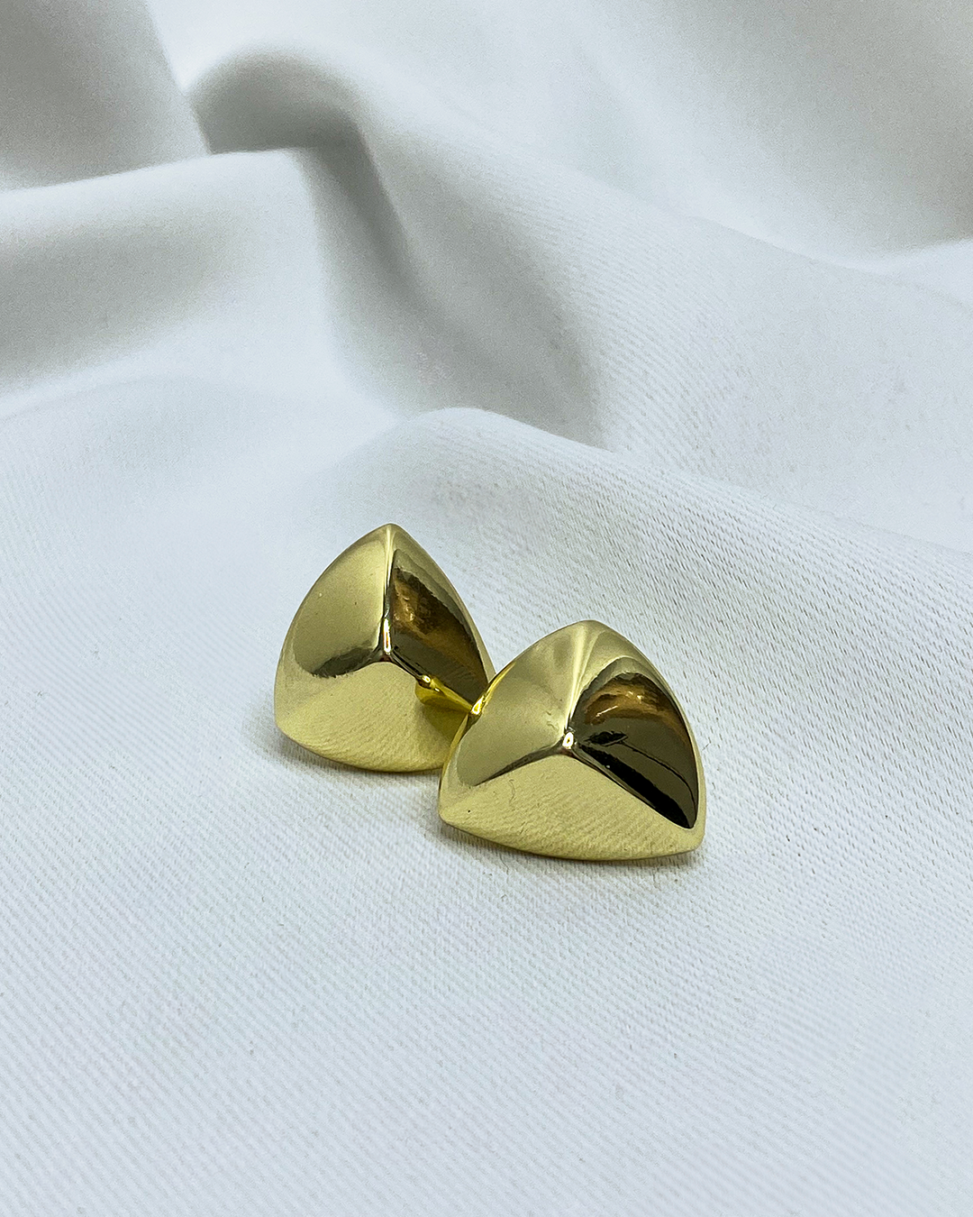 Pendientes de tachuelas con diseño de triangulo en 3D enchapado en oro 18k acero inoxidable