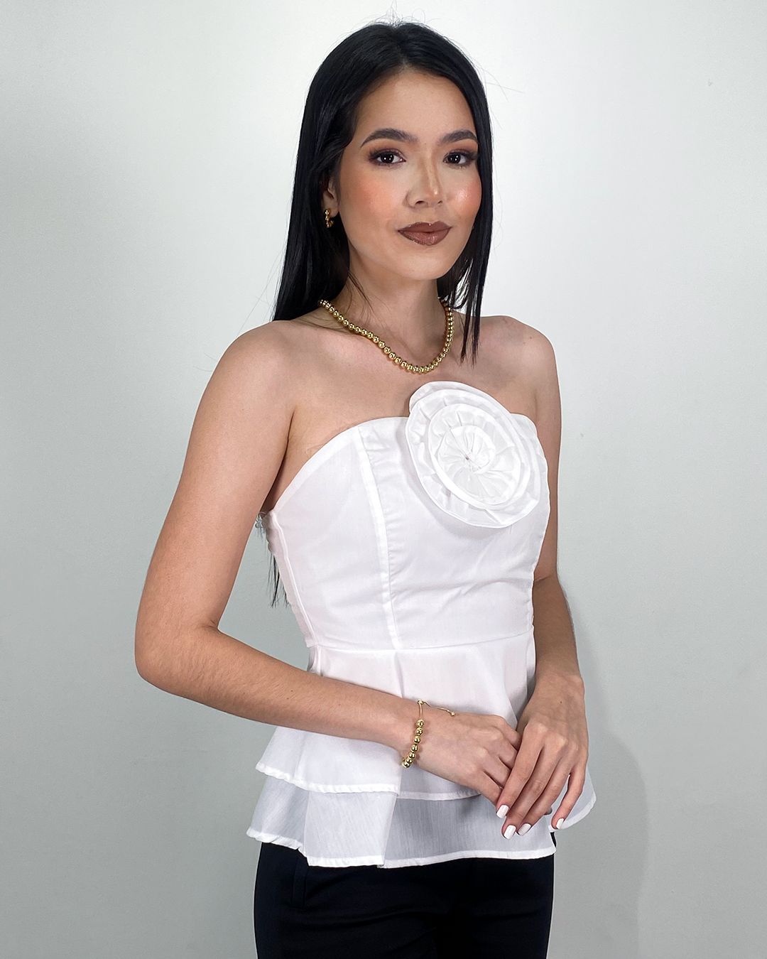 Blusa con flor de relieve