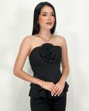 Blusa con flor de relieve