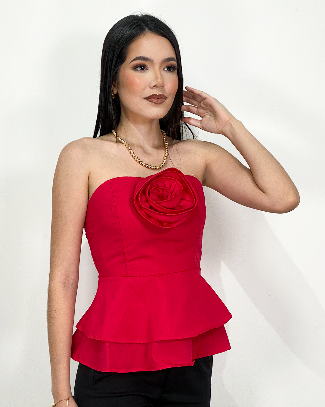 Blusa con flor de relieve