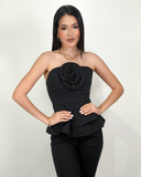 Blusa con flor de relieve