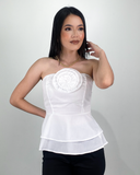 Blusa con flor de relieve