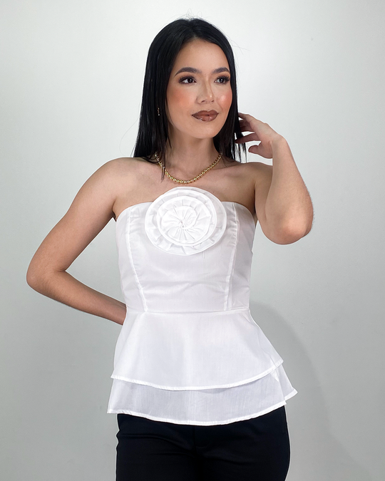Blusa con flor de relieve