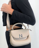 Cartera semi cuero con detalle plateado